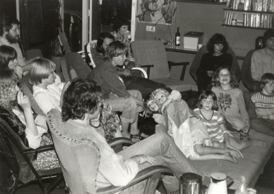 600144 Afbeelding van enkele bewoners van de experimentele flat Marowijnedreef 1-51 te Utrecht tijdens een gezamenlijke ...